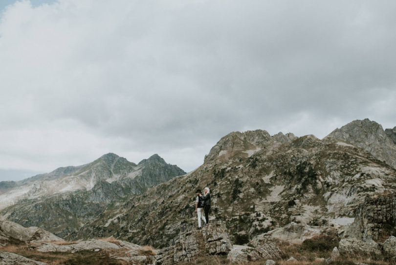 Une séance engagement dans les montagnes - A découvrir sur www.lamarieeauxpiedsnus.com - Photos : The Quirky