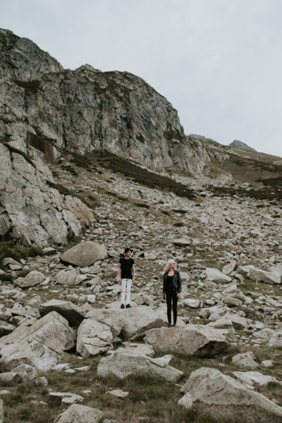 Une séance engagement dans les montagnes - A découvrir sur www.lamarieeauxpiedsnus.com - Photos : The Quirky