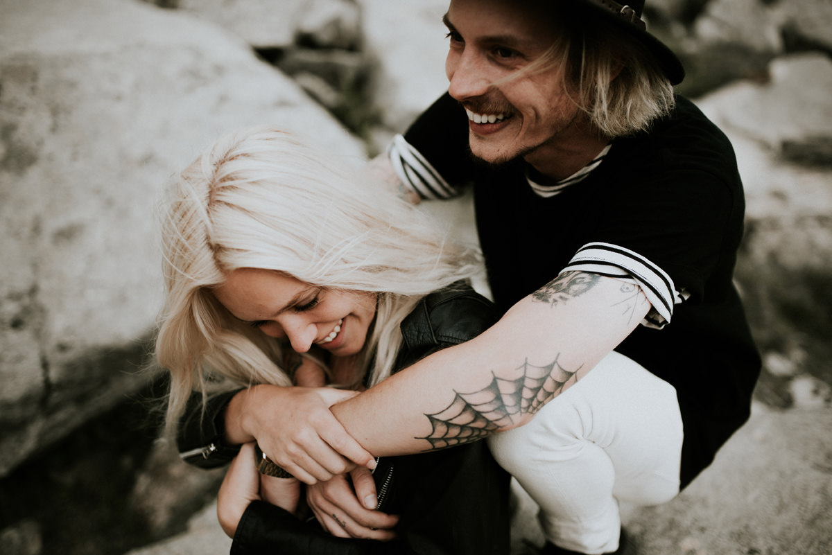 Une séance engagement dans les montagnes - A découvrir sur www.lamarieeauxpiedsnus.com - Photos : The Quirky