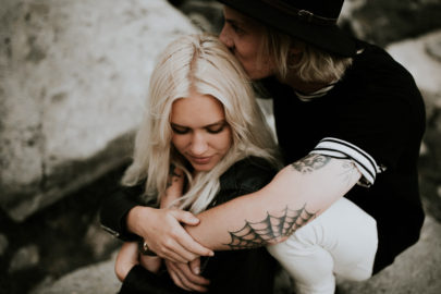 Une séance engagement dans les montagnes - A découvrir sur www.lamarieeauxpiedsnus.com - Photos : The Quirky