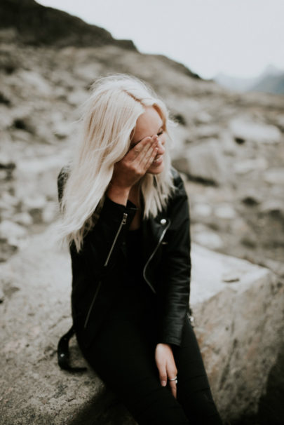 Une séance engagement dans les montagnes - A découvrir sur www.lamarieeauxpiedsnus.com - Photos : The Quirky