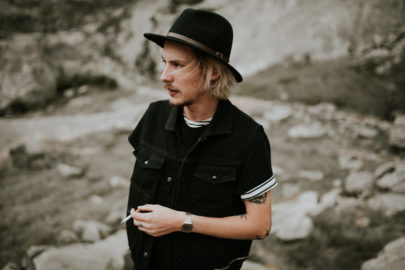 Une séance engagement dans les montagnes - A découvrir sur www.lamarieeauxpiedsnus.com - Photos : The Quirky