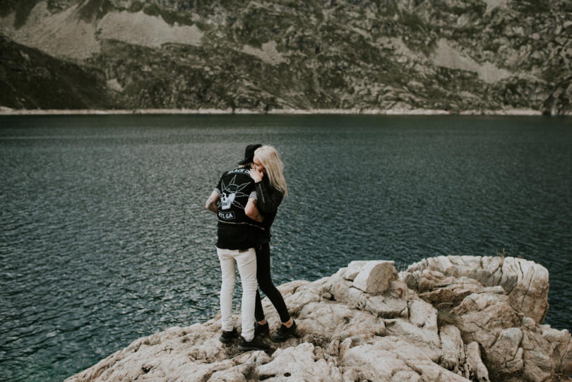 Une séance engagement dans les montagnes - A découvrir sur www.lamarieeauxpiedsnus.com - Photos : The Quirky