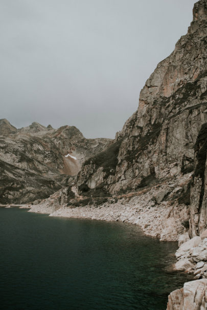 Une séance engagement dans les montagnes - A découvrir sur www.lamarieeauxpiedsnus.com - Photos : The Quirky