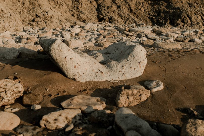 Une séance engagement sur les plages des Vaches Noires en Normandie - Photos : Thiphaine J Photographie - Blog mariage : La mariée aux pieds nus