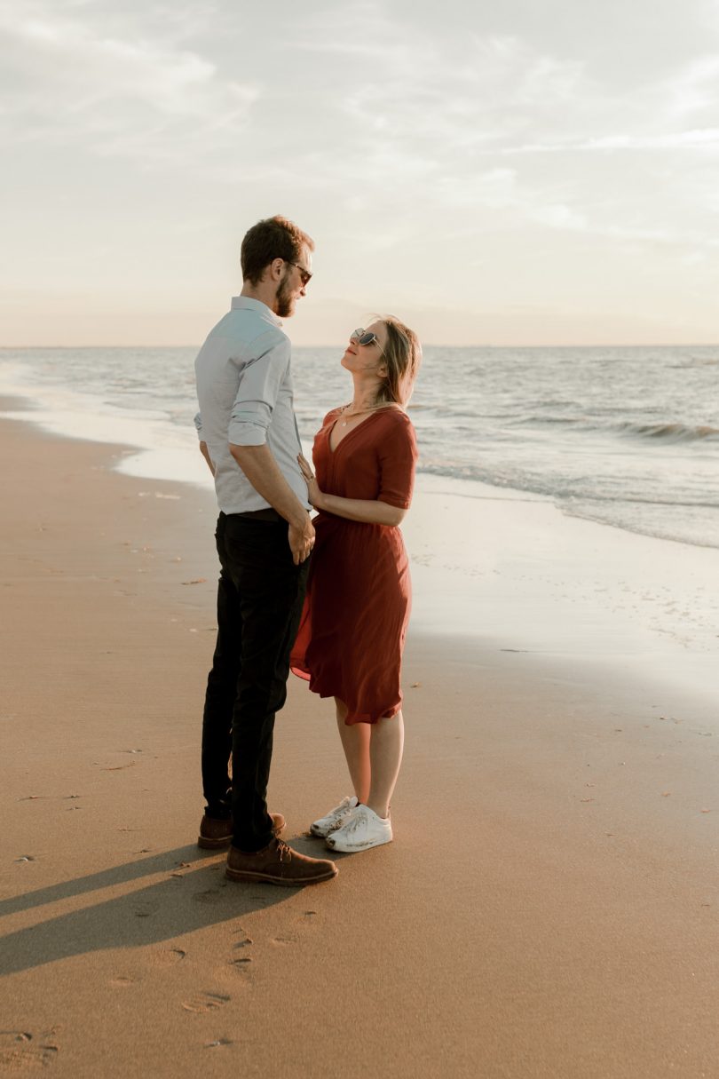 Une séance engagement sur les plages des Vaches Noires en Normandie - Photos : Thiphaine J Photographie - Blog mariage : La mariée aux pieds nus