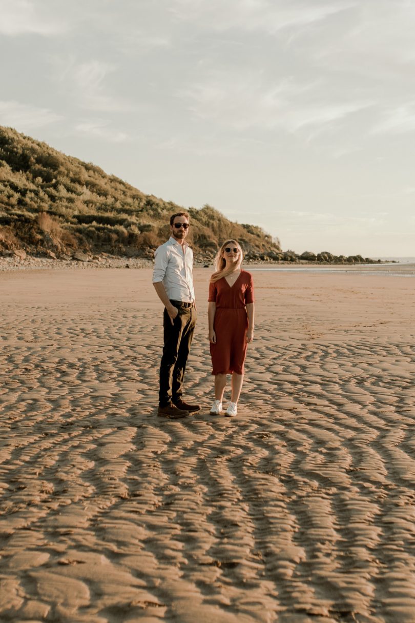 Une séance engagement sur les plages des Vaches Noires en Normandie - Photos : Thiphaine J Photographie - Blog mariage : La mariée aux pieds nus