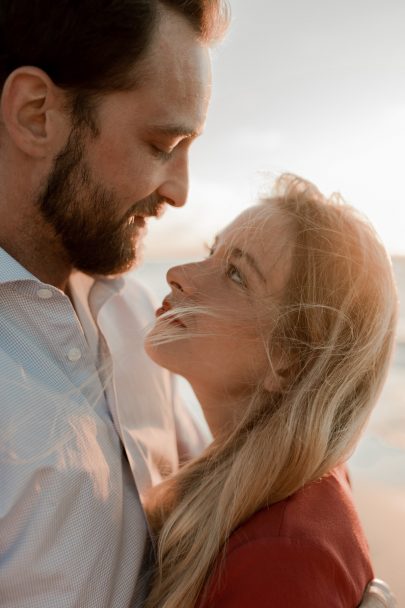 Une séance engagement sur les plages des Vaches Noires en Normandie - Photos : Thiphaine J Photographie - Blog mariage : La mariée aux pieds nus