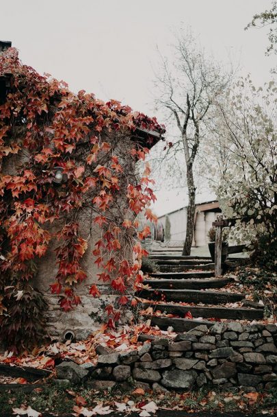 Un mariage en Auvergne aux Gites du Berger en Automne - Photos et Vidéo : The Quirky - Blog mariage : La mariée aux pieds nus