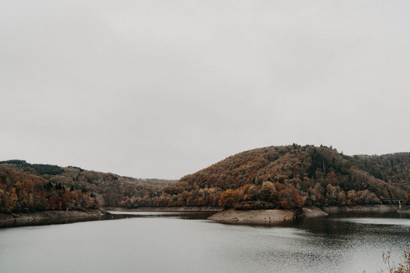 Un mariage en Auvergne aux Gites du Berger en Automne - Photos et Vidéo : The Quirky - Blog mariage : La mariée aux pieds nus