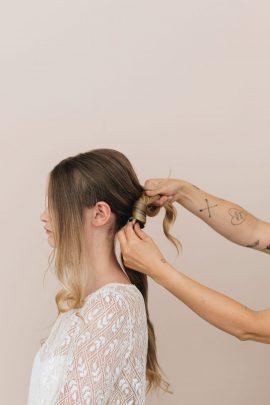 Coiffure de mariée : Un chignon flou de mariée - Blog mariage : La mariée aux pieds nus