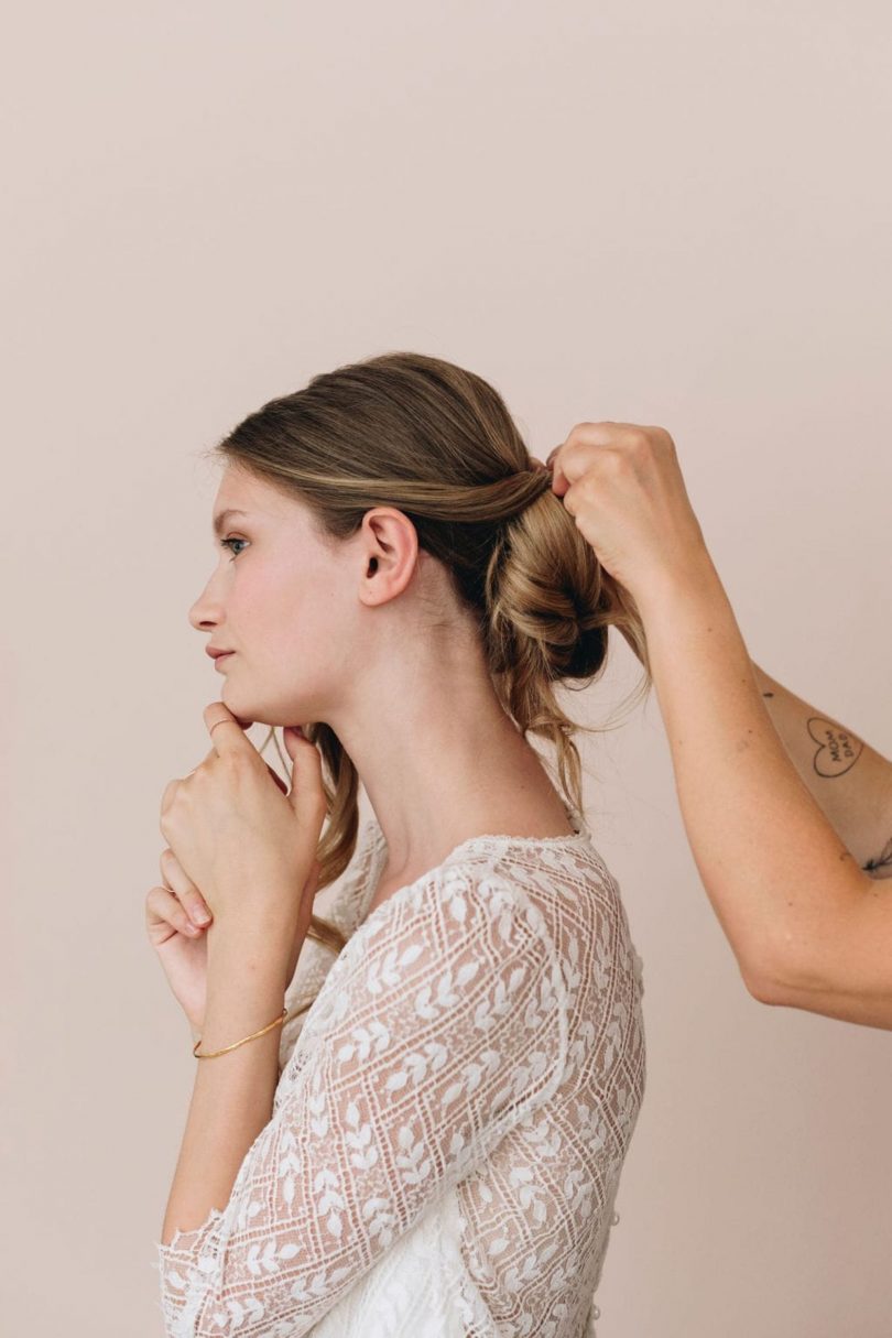 Coiffure de mariée : Un chignon flou de mariée - Blog mariage : La mariée aux pieds nus