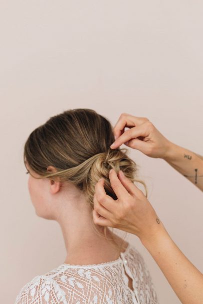 Coiffure de mariée : Un chignon flou de mariée - Blog mariage : La mariée aux pieds nus