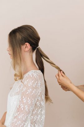 Coiffure de mariée : Un chignon flou de mariée - Blog mariage : La mariée aux pieds nus