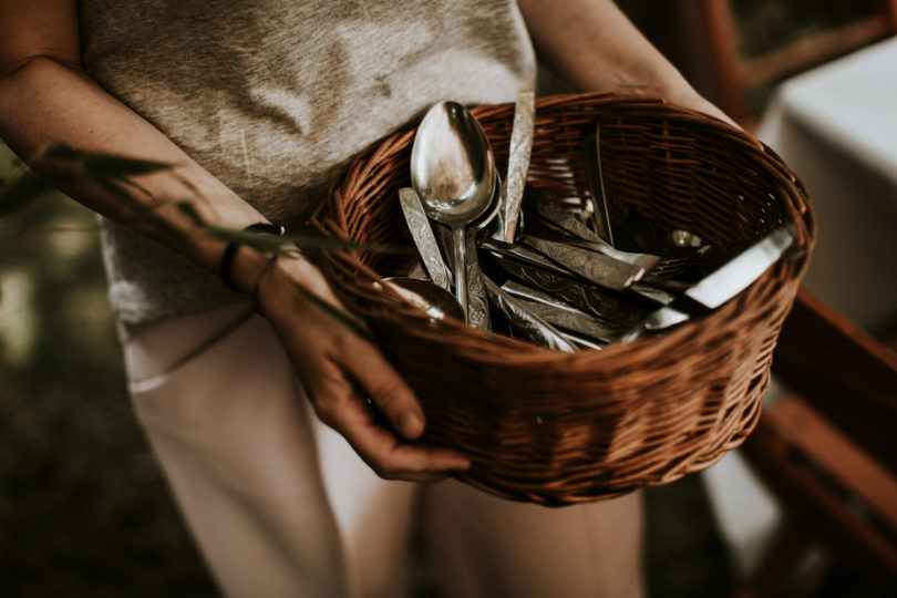 Un mariage simple, champêtre et fleuri - A découvrir sur la mariée aux pieds nus - Photos : Pinewood Weddings