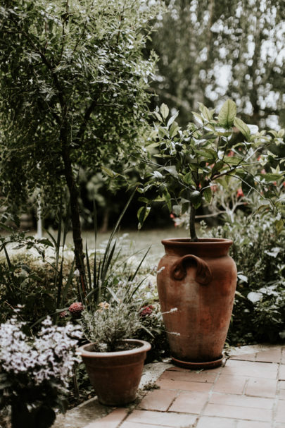 Un mariage simple, champêtre et fleuri - A découvrir sur la mariée aux pieds nus - Photos : Pinewood Weddings