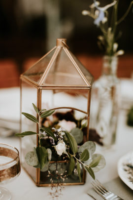 Un mariage simple, champêtre et fleuri - A découvrir sur la mariée aux pieds nus - Photos : Pinewood Weddings