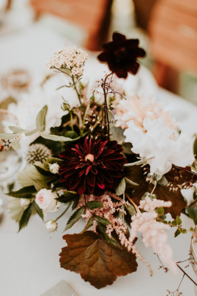 Un mariage simple, champêtre et fleuri - A découvrir sur la mariée aux pieds nus - Photos : Pinewood Weddings