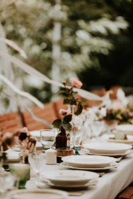 Un mariage simple, champêtre et fleuri - A découvrir sur la mariée aux pieds nus - Photos : Pinewood Weddings