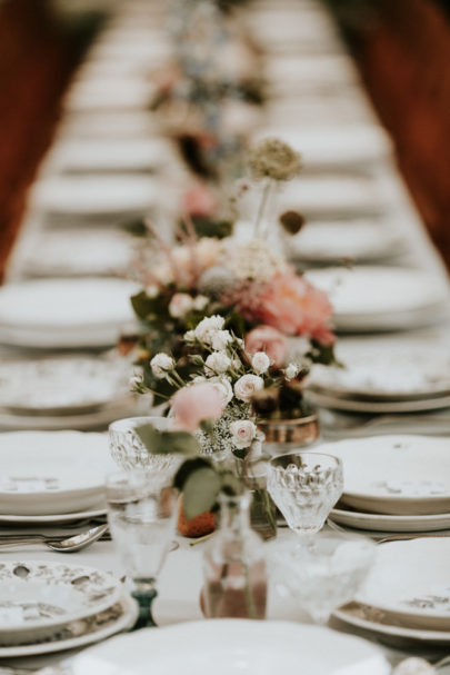 Un mariage simple, champêtre et fleuri - A découvrir sur la mariée aux pieds nus - Photos : Pinewood Weddings