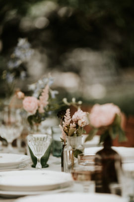 Un mariage simple, champêtre et fleuri - A découvrir sur la mariée aux pieds nus - Photos : Pinewood Weddings