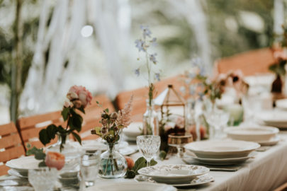 Un mariage simple, champêtre et fleuri - A découvrir sur la mariée aux pieds nus - Photos : Pinewood Weddings