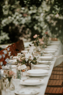 Un mariage simple, champêtre et fleuri - A découvrir sur la mariée aux pieds nus - Photos : Pinewood Weddings