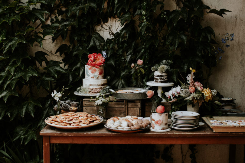 Un mariage simple, champêtre et fleuri - A découvrir sur la mariée aux pieds nus - Photos : Pinewood Weddings