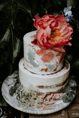 Un mariage simple, champêtre et fleuri - A découvrir sur la mariée aux pieds nus - Photos : Pinewood Weddings
