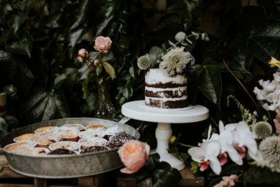 Un mariage simple, champêtre et fleuri - A découvrir sur la mariée aux pieds nus - Photos : Pinewood Weddings