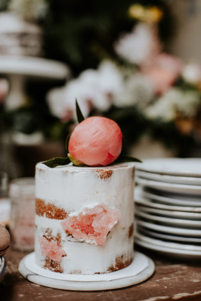 Un mariage simple, champêtre et fleuri - A découvrir sur la mariée aux pieds nus - Photos : Pinewood Weddings