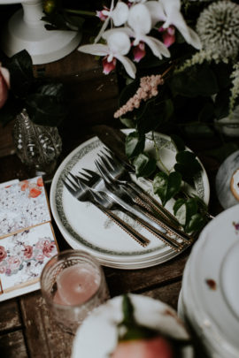 Un mariage simple, champêtre et fleuri - A découvrir sur la mariée aux pieds nus - Photos : Pinewood Weddings