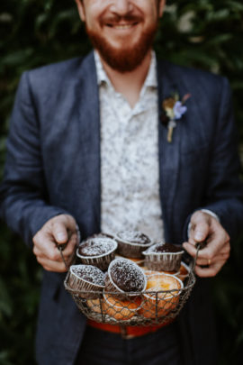 Un mariage simple, champêtre et fleuri - A découvrir sur la mariée aux pieds nus - Photos : Pinewood Weddings