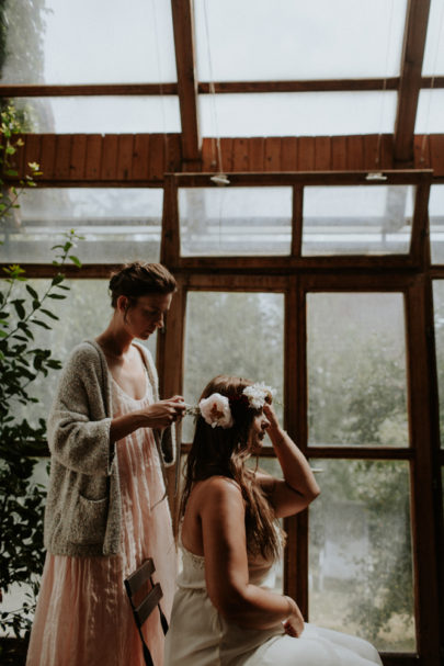 Un mariage simple, champêtre et fleuri - A découvrir sur la mariée aux pieds nus - Photos : Pinewood Weddings