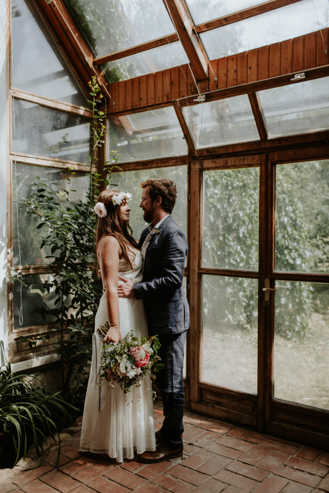 Un mariage simple, champêtre et fleuri - A découvrir sur la mariée aux pieds nus - Photos : Pinewood Weddings