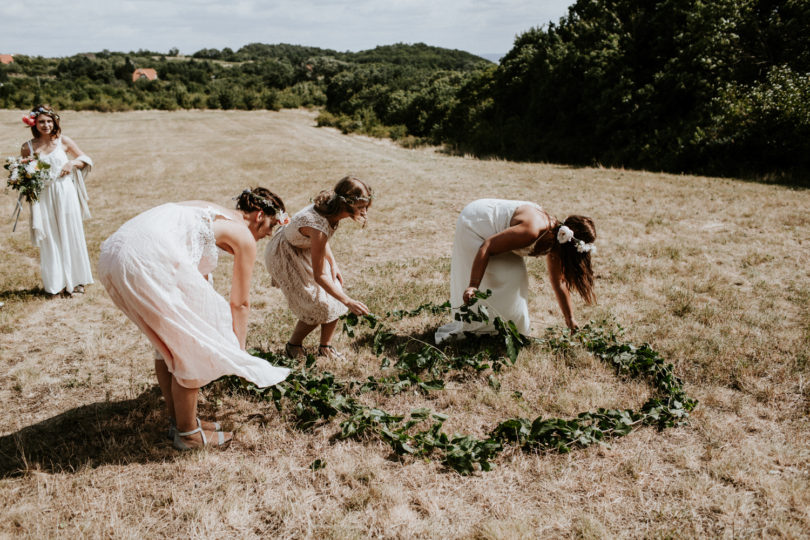 Un mariage simple, champêtre et fleuri - A découvrir sur la mariée aux pieds nus - Photos : Pinewood Weddings