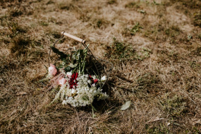 Un mariage simple, champêtre et fleuri - A découvrir sur la mariée aux pieds nus - Photos : Pinewood Weddings