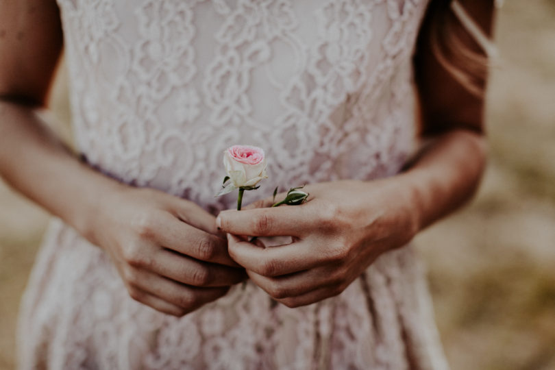 Un mariage simple, champêtre et fleuri - A découvrir sur la mariée aux pieds nus - Photos : Pinewood Weddings