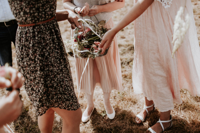 Un mariage simple, champêtre et fleuri - A découvrir sur la mariée aux pieds nus - Photos : Pinewood Weddings