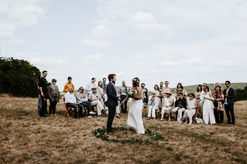 Un mariage simple, champêtre et fleuri - A découvrir sur la mariée aux pieds nus - Photos : Pinewood Weddings