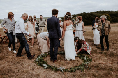 Un mariage simple, champêtre et fleuri - A découvrir sur la mariée aux pieds nus - Photos : Pinewood Weddings