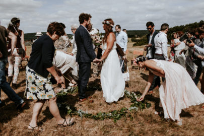 Un mariage simple, champêtre et fleuri - A découvrir sur la mariée aux pieds nus - Photos : Pinewood Weddings