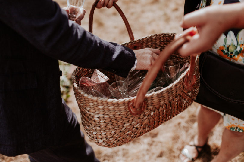 Un mariage simple, champêtre et fleuri - A découvrir sur la mariée aux pieds nus - Photos : Pinewood Weddings