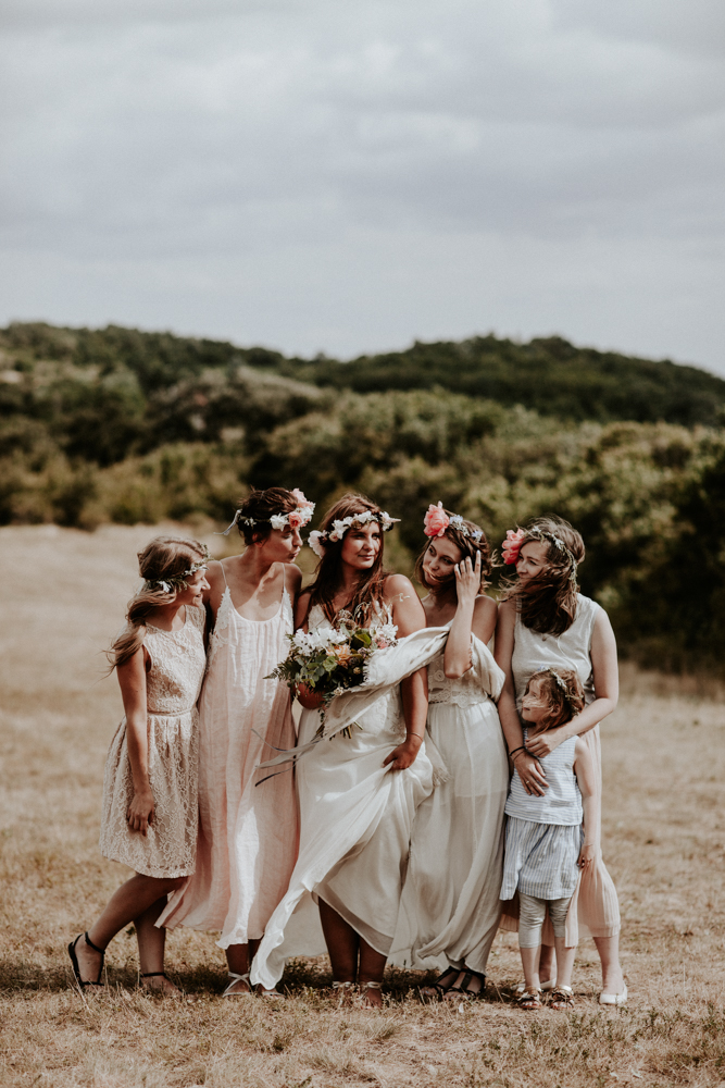 Un mariage simple, champêtre et fleuri - A découvrir sur la mariée aux pieds nus - Photos : Pinewood Weddings