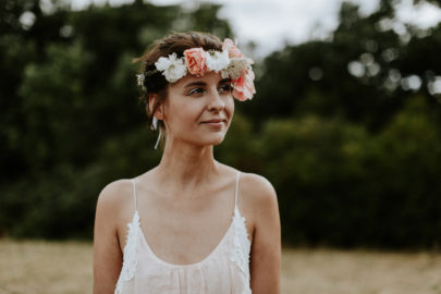 Un mariage simple, champêtre et fleuri - A découvrir sur la mariée aux pieds nus - Photos : Pinewood Weddings