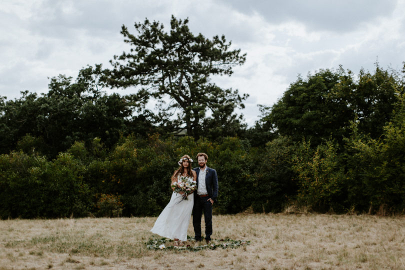 Un mariage simple, champêtre et fleuri - A découvrir sur la mariée aux pieds nus - Photos : Pinewood Weddings