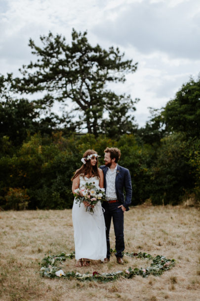 Un mariage simple, champêtre et fleuri - A découvrir sur la mariée aux pieds nus - Photos : Pinewood Weddings