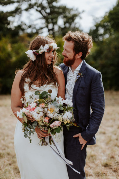 Un mariage simple, champêtre et fleuri - A découvrir sur la mariée aux pieds nus - Photos : Pinewood Weddings