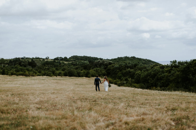 Un mariage simple, champêtre et fleuri - A découvrir sur la mariée aux pieds nus - Photos : Pinewood Weddings