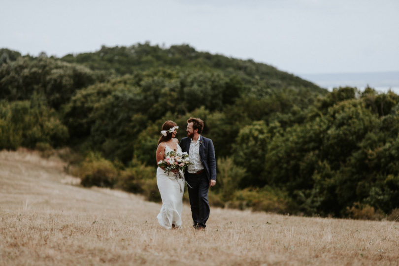 Un mariage simple, champêtre et fleuri - A découvrir sur la mariée aux pieds nus - Photos : Pinewood Weddings